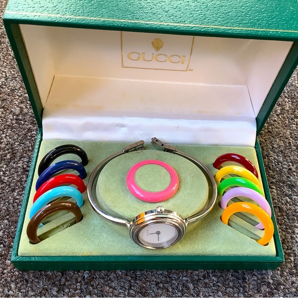 Gucci Accessories - Gucci bangle watch with interchangeable bezels 🌺🌼🌸